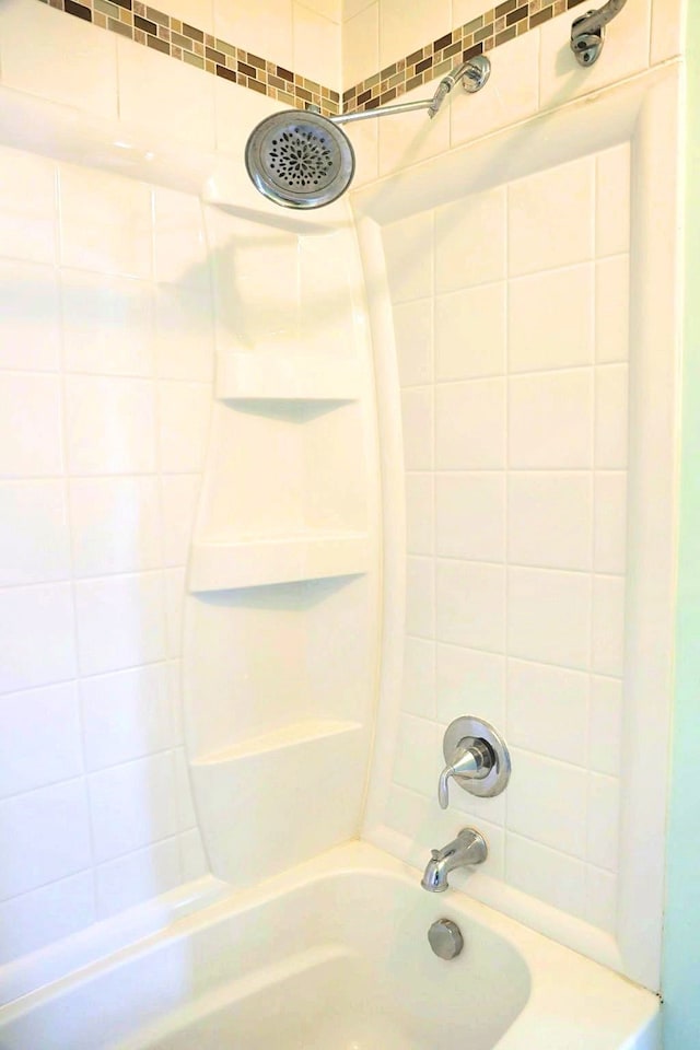 bathroom with tiled shower / bath