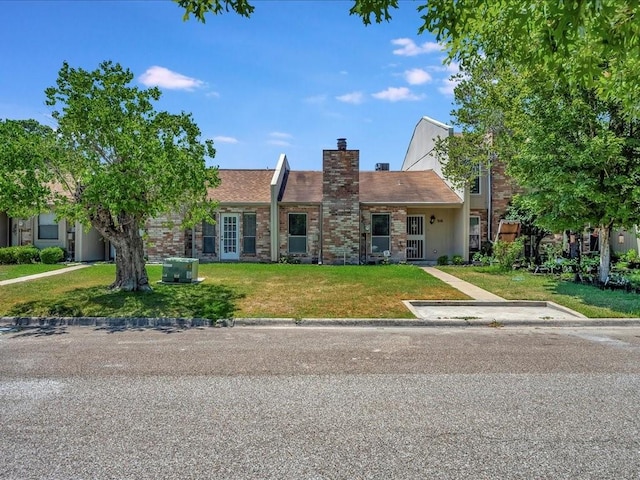 view of front of house featuring a front lawn