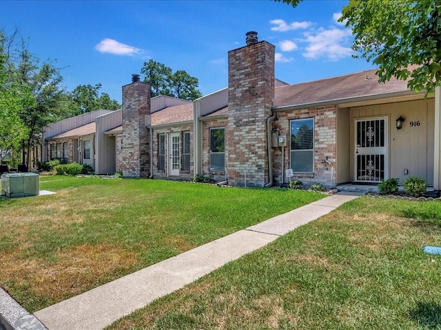 view of front facade featuring a front yard