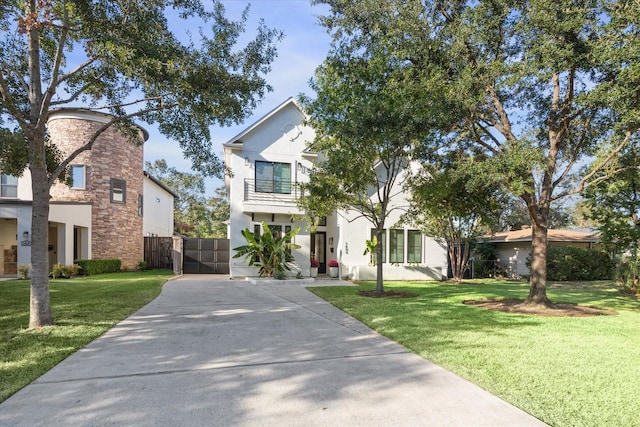 view of front facade with a front yard