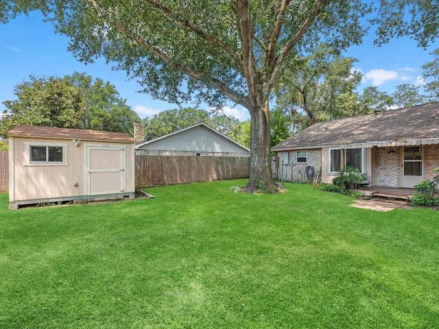 view of yard with a storage unit