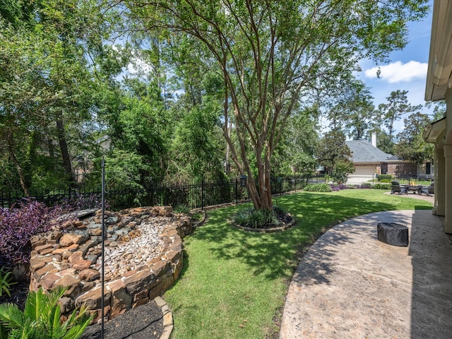 view of yard featuring a patio