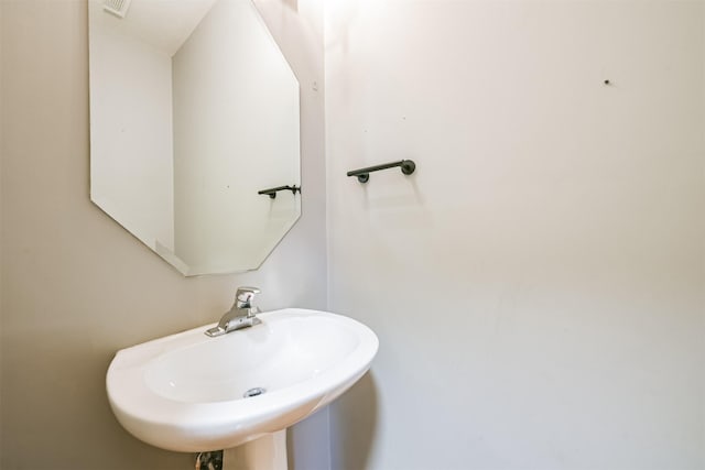 bathroom featuring sink