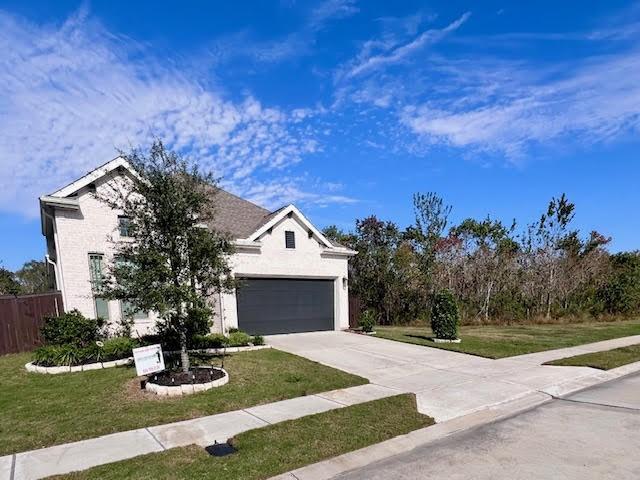 view of front of house featuring a front lawn and a garage