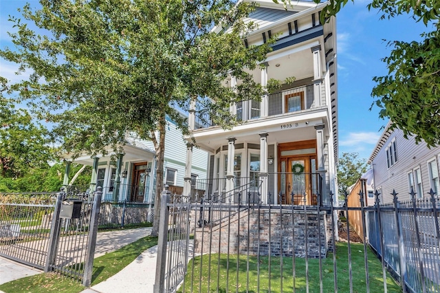 view of front of property featuring a porch and a front lawn