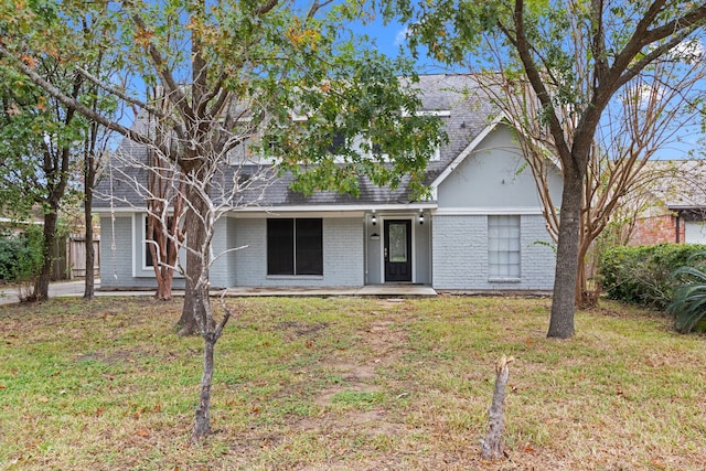 view of front of property with a front lawn