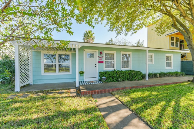 view of front of property featuring a front yard