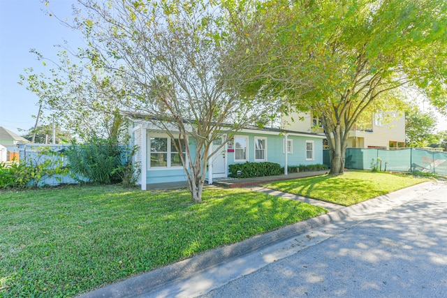 view of front of house featuring a front yard