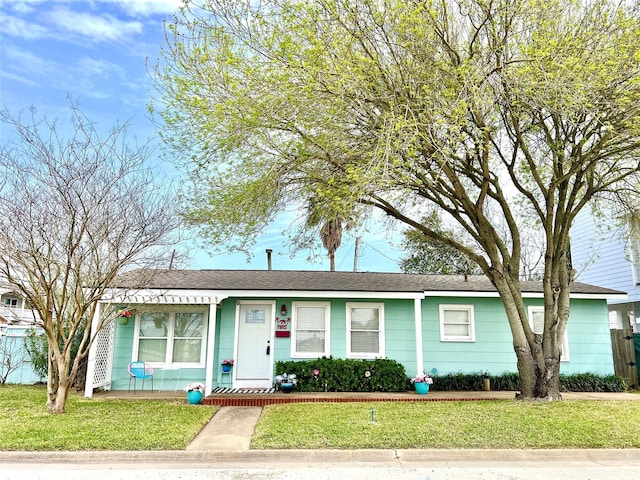 ranch-style house featuring a front yard