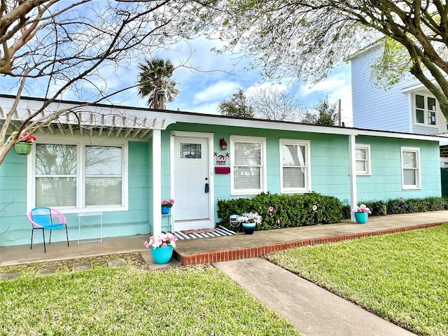 ranch-style house with a front yard