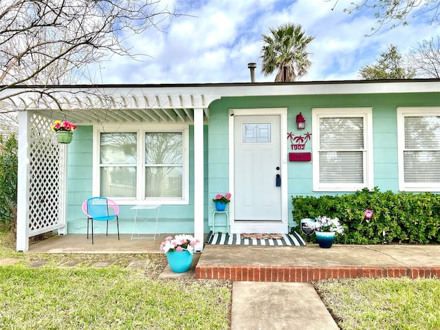 entrance to property featuring covered porch