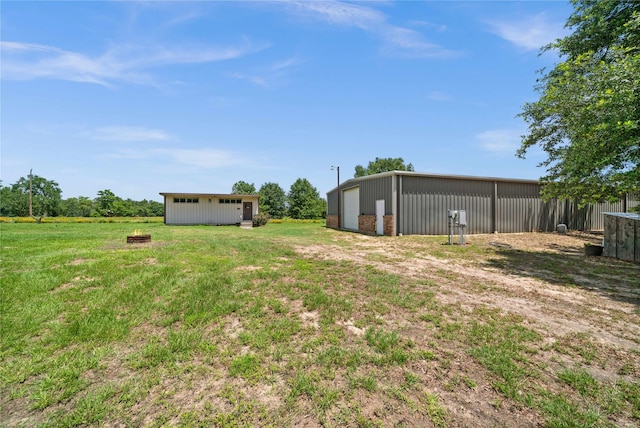 view of yard with an outbuilding