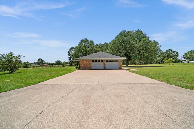 view of front of property featuring a front yard