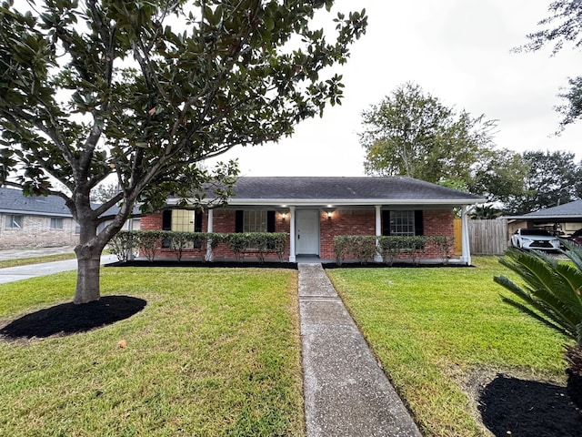 single story home featuring a front lawn