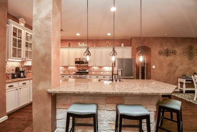 kitchen featuring sink, stainless steel appliances, hanging light fixtures, and dark wood-type flooring