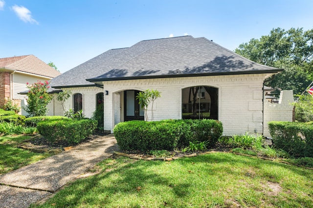 view of front facade with a front yard