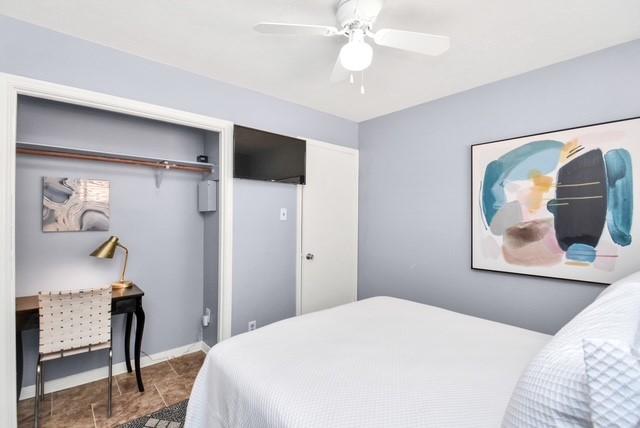 bedroom featuring ceiling fan and a closet