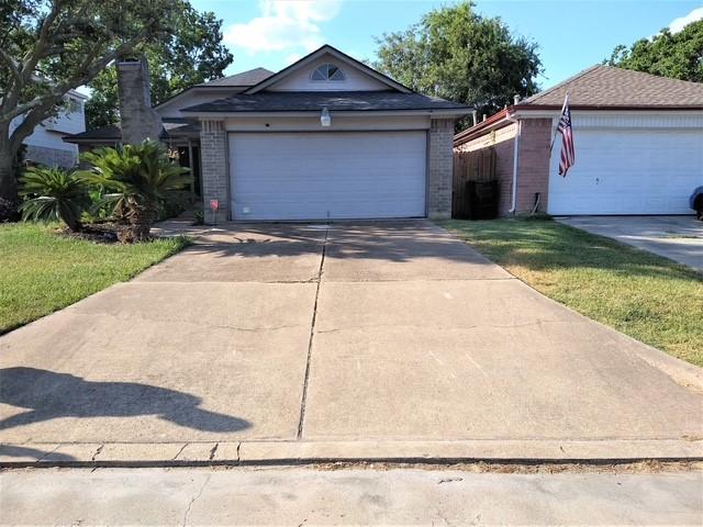 single story home with a front yard