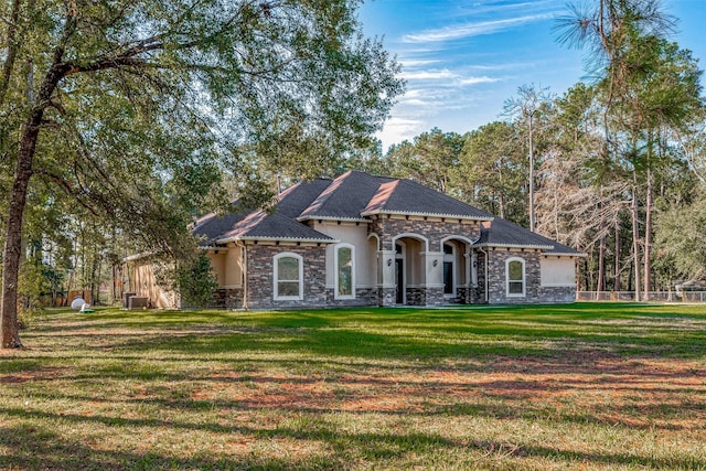 view of front of property featuring a front lawn