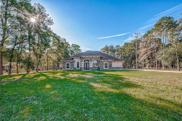 view of front of property with a front yard