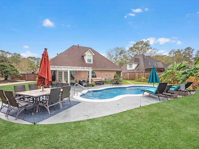 view of swimming pool with a patio area, a pergola, and a yard