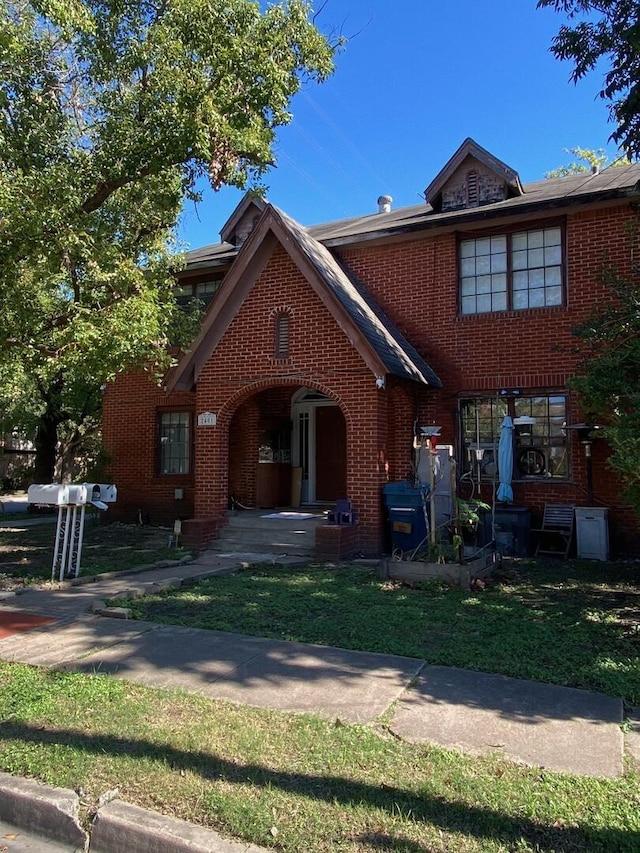 view of front of home with a front lawn