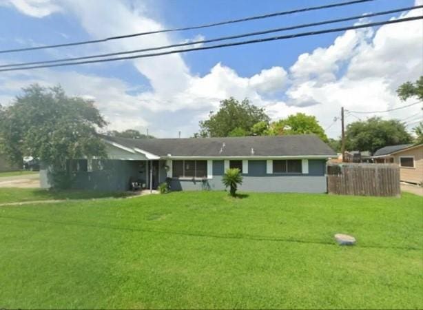 view of front of house featuring a front yard