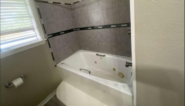 bathroom with tiled shower / bath