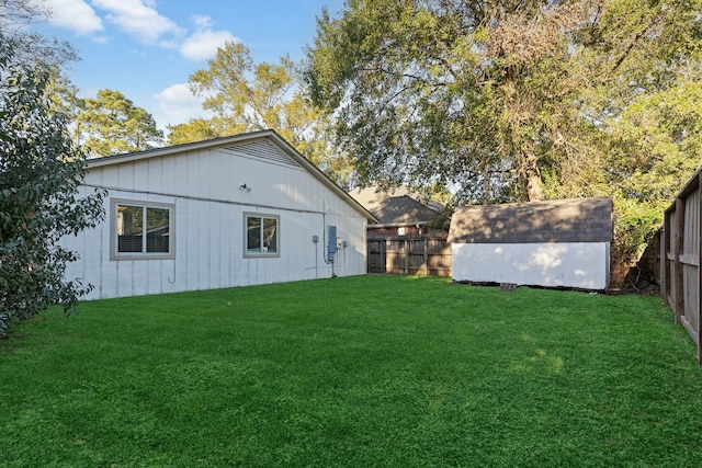 view of yard with a storage unit