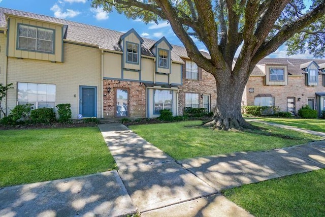 view of front facade with a front yard