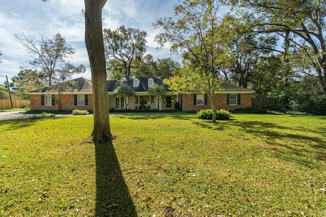 ranch-style house featuring a front yard