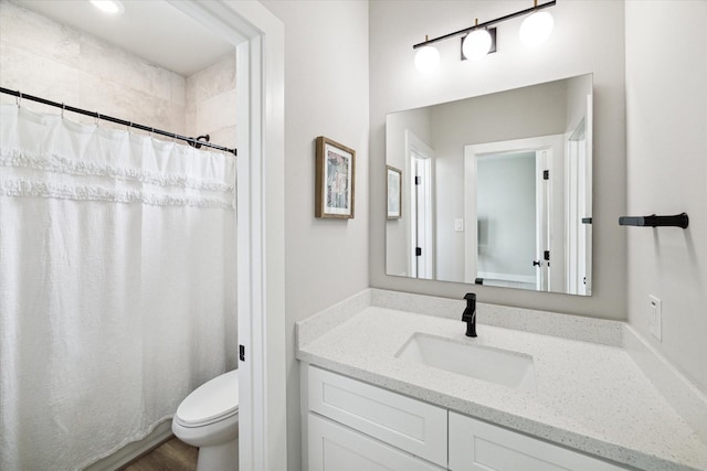 bathroom with a shower with shower curtain, vanity, and toilet