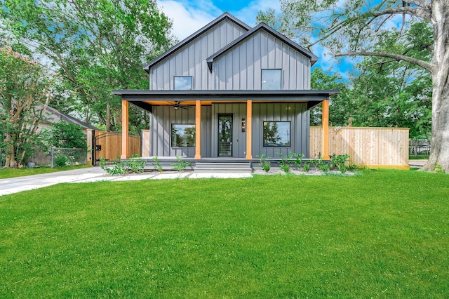 modern inspired farmhouse featuring ceiling fan, a porch, and a front lawn