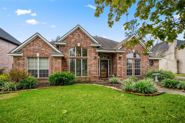 view of front property featuring a front lawn