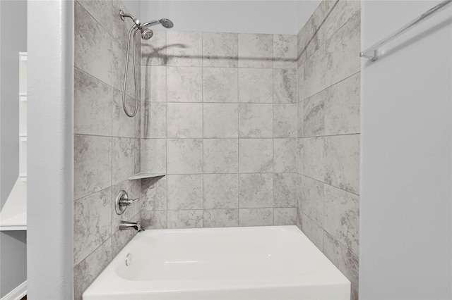 bathroom featuring tiled shower / bath combo