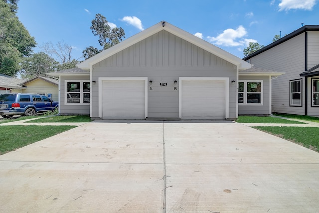 view of front of property featuring a front yard and a garage