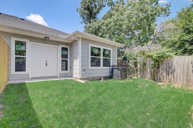 property entrance featuring a lawn