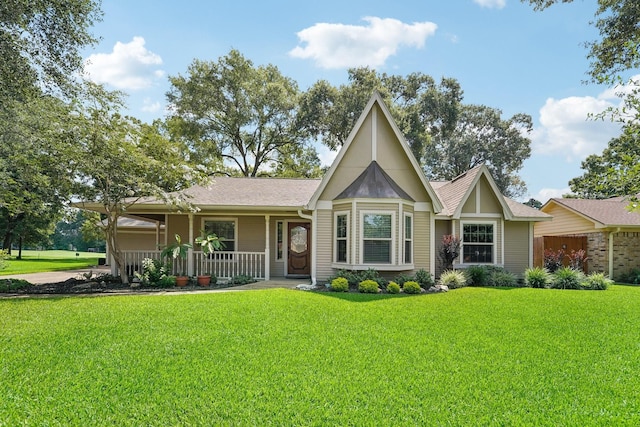 view of front of property featuring covered porch and a front yard