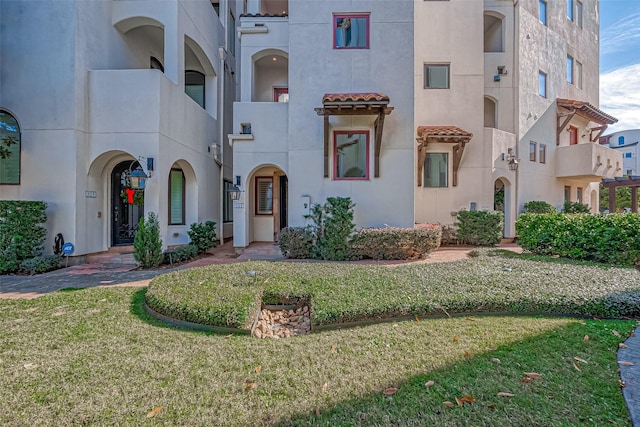 view of front of house featuring a front yard