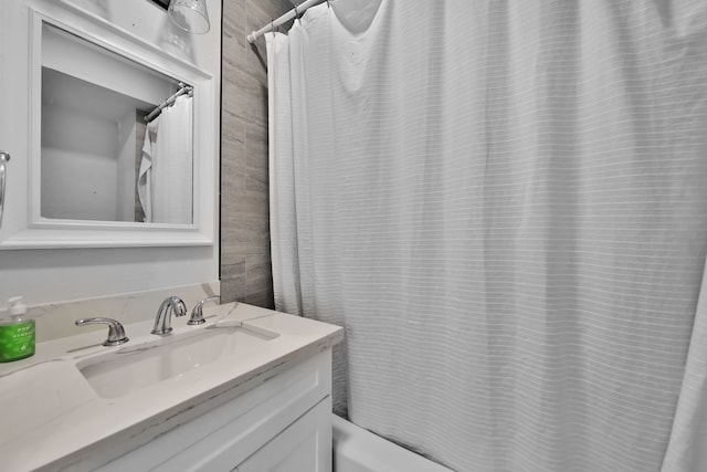 bathroom with a shower with curtain and vanity