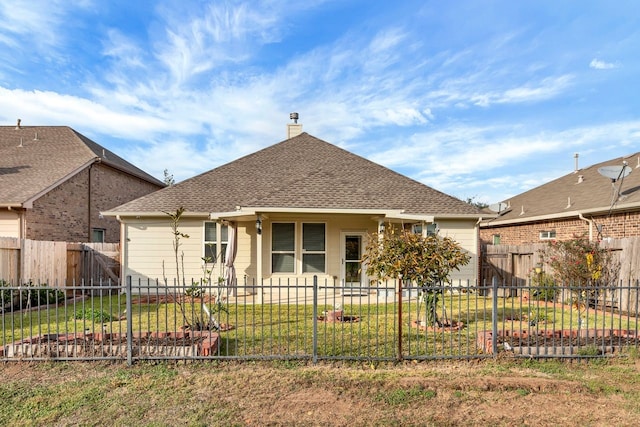 view of front of property featuring a front lawn