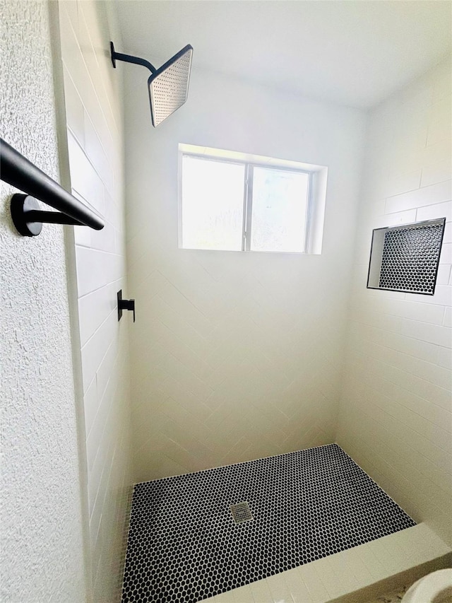 bathroom featuring a tile shower