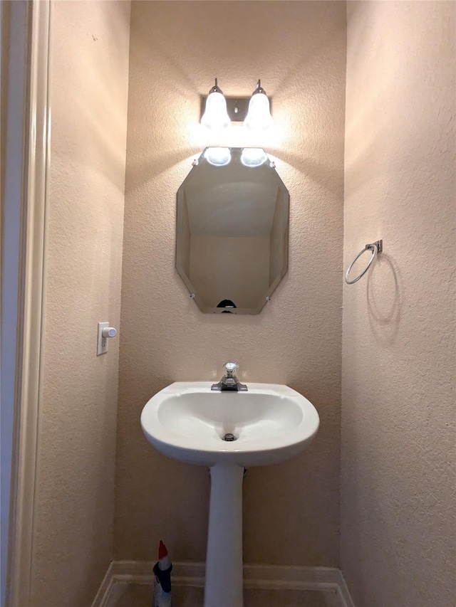 bathroom featuring sink