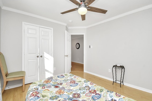 bedroom featuring ceiling fan, a closet, ornamental molding, and light hardwood / wood-style flooring