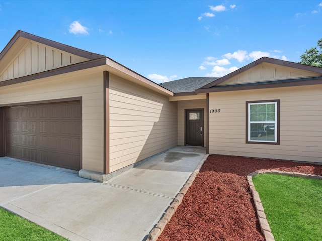 view of front of property featuring a garage