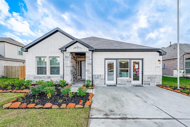 view of front of property featuring a front lawn