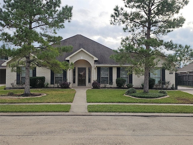 single story home featuring a front yard