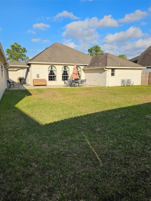 view of yard featuring a patio