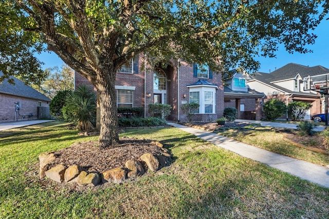 view of front of property featuring a front yard