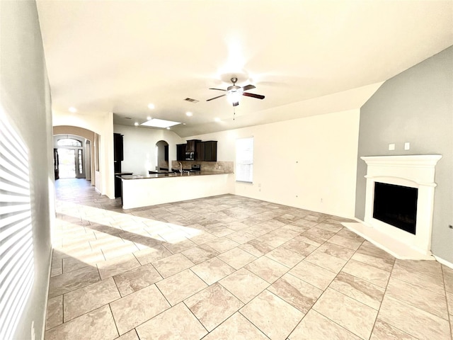 kitchen with kitchen peninsula and ceiling fan